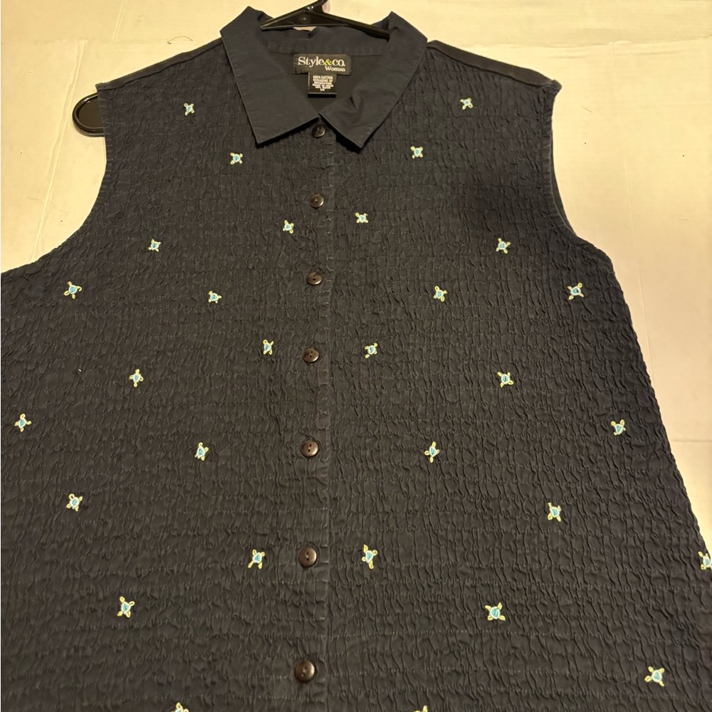 Style & Co. Black Sleeveless Shirt with Green Accents Grandma, Cottage Core, Em